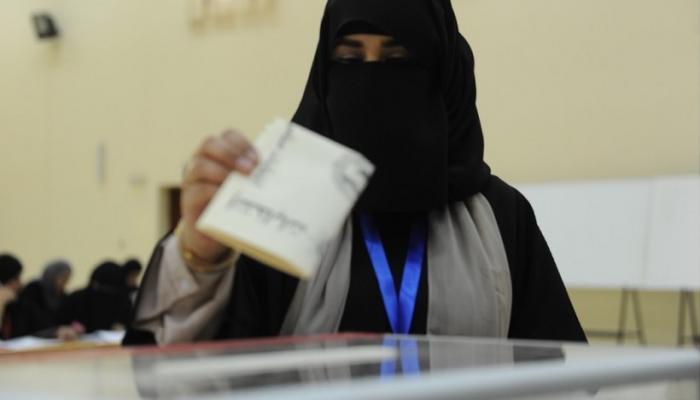 ناخبة كويتية تدلي بصوتها