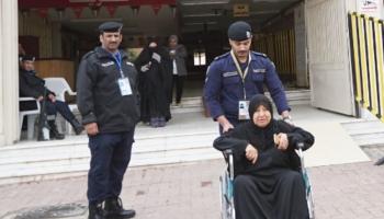مسنة على كرسي متحرك بعد التصويت