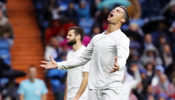 كريستيانو رونالدو يرتدي القميص الباهت لريال مدريد