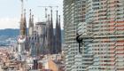 "الرجل العنكبوت" يتسلق ناطحة سحاب في برشلونة دون معدات