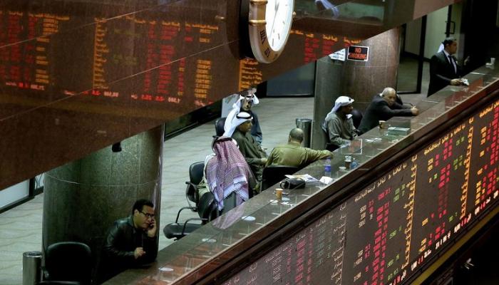 متعاملون في السوق الكويتي