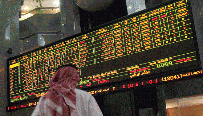 مستثمر يراقب شاشة سوق أبوظبي