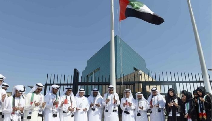 مواطنون يدعون للشهداء خلال دقيقة الصمت