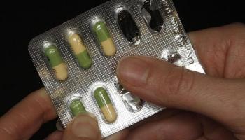 امرأة تمسك بشريط كبسولات مضادة للاكتئاب 