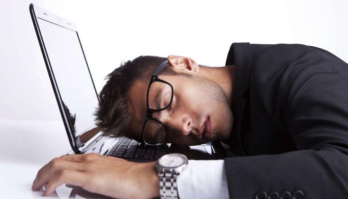 قلة النوم تؤثر على العمل