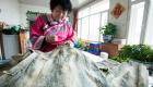 بالصور.. صناعة الملابس من جلود الأسماك بالصين