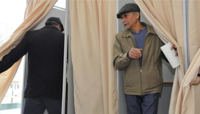 أحد الناخبين ذهب للإدلاء بصوته