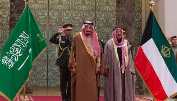 أمير الكويت في وداع خادم الحرمين