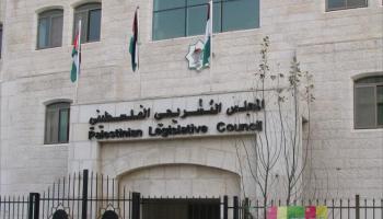 عباس يرفع الحصانة عن 5 نواب فلسطينيين