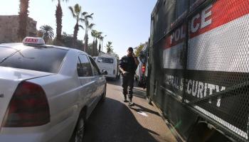 شرطي بجوار مدرعة للشرطة