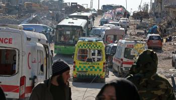 سيارات تنتظر إجلاء أشخاص في حلب