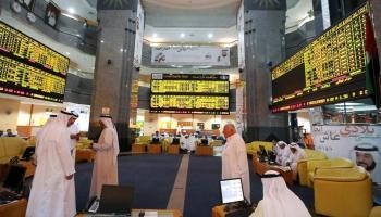 متعاملون في بورصة أبوظبي - رويترز