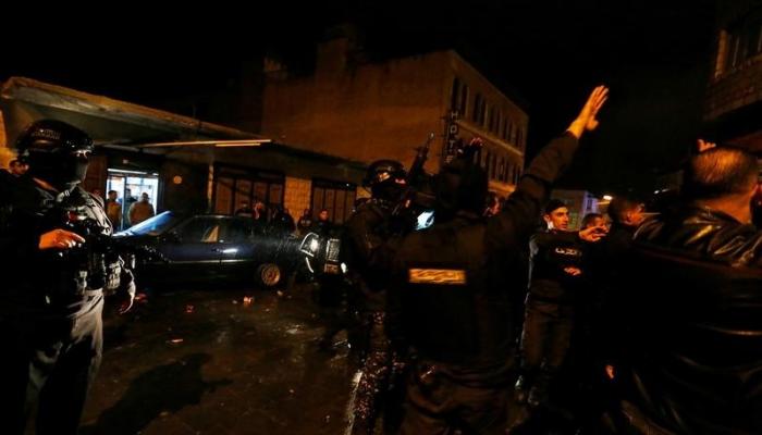 محققو الشرطة يفتشون الشاحنة التي دهست حشدا في سوق لعيد الميلاد