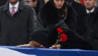بالفيديو.. زوجة سفير روسيا بأنقرة تستقبل جثمانه بالدموع والورود