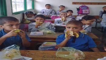 طلاب مصريون يتناولون الوجبة المدرسية 