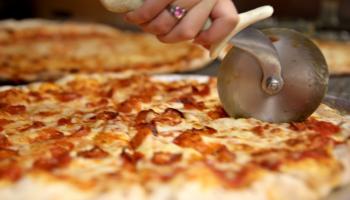 بيتزا تحت تهديد السلاح في فرنسا‎ 