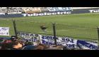 جنون الكرة يدفع طفلا أرجنتينيا لتسلق أسوار الملعب