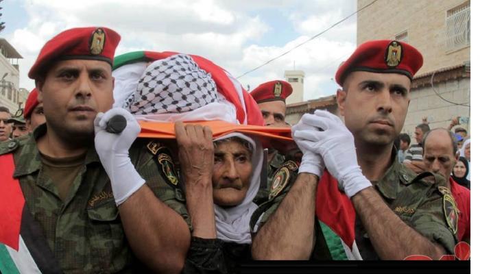 بالصور.. أروع مثال للوطنية.. والدة شهيد فلسطيني تتقدم موكب تشييع جثمانه