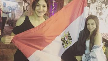 ملكة جمال بريطانيا تحمل علم مصر