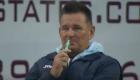 بالفيديو.. مدرب يستعين بـ"التدخين الإلكتروني" في كأس إنجلترا