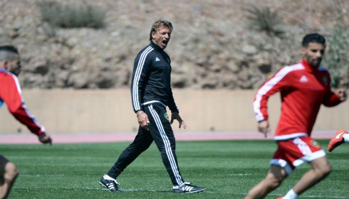 رينار خلال تدريبات منتخب المغرب