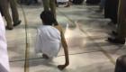 بالصور والفيديو.. قطري بـ"ربع جسد" يطوف حول الكعبة مشيا على يديه