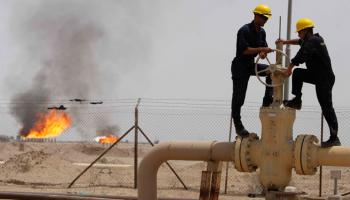 عمال في حقل نفطي بالكويت
