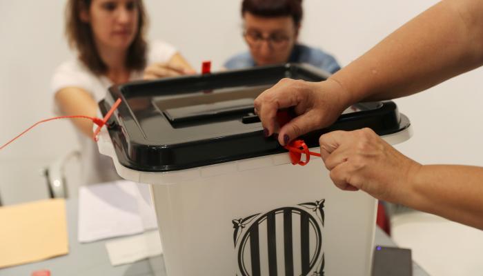 مسؤولو الاستفتاء بكتالونيا يغلقون أحد صناديق الاقتراع (رويترز)