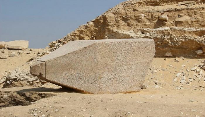 المسلة مصنوعة من الجرانيت الوردي