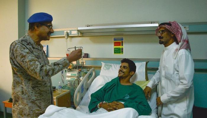 اللواء الغامدي خلال زيارته للجنود المصابين