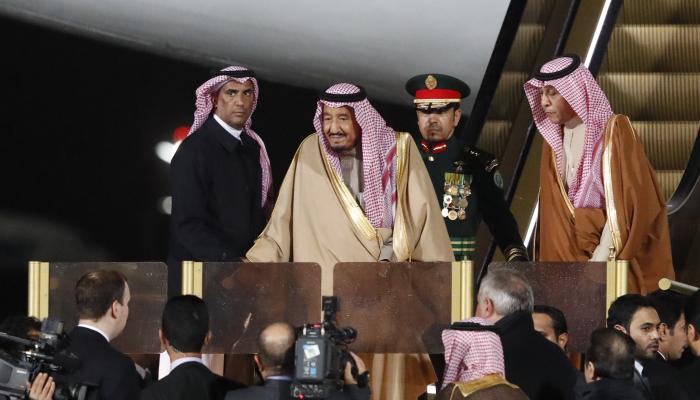 الملك سلمان لحظة وصوله إلى روسيا (رويترز)
