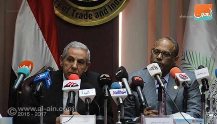 سفير الإمارات ووزير التجارة المصري خلال المؤتمر