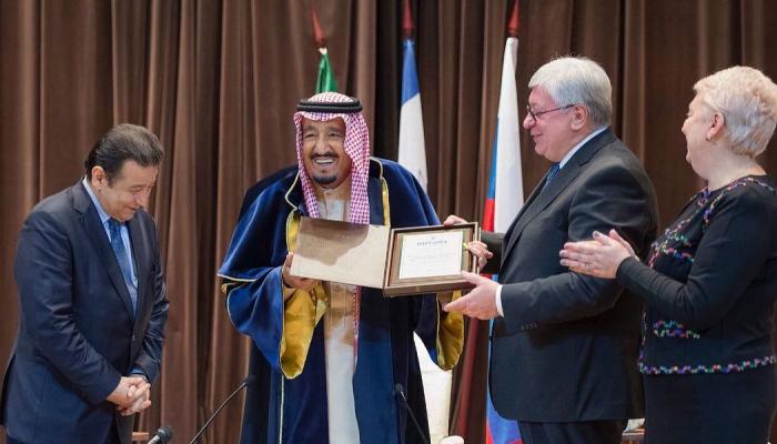 خادم الحرمين الشريفين يتسلم الدكتوراه الفخرية