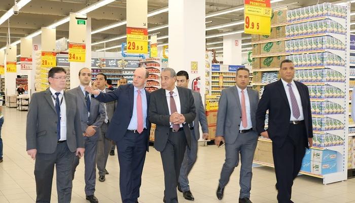 وزير التموين المصري خلال زيارته أحد المجمعات الاستهلاكية