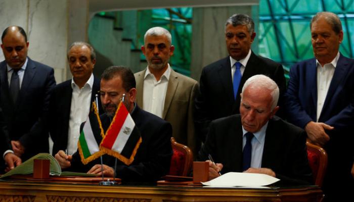 توقيع الاتفاق بين فتح وحماس برعاية مصرية في القاهرة (رويترز)