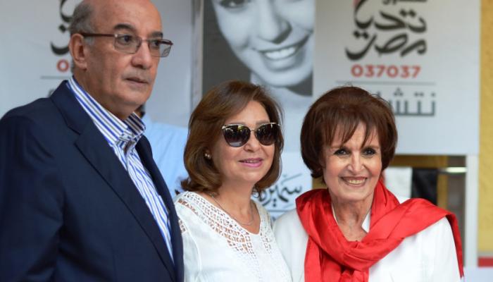 الفنانة المصرية سميرة أحمد في شمال الصورة خلال المعرض