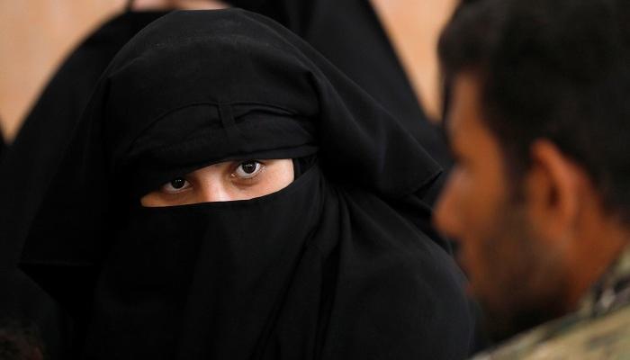 مقاتلو داعش وعائلتهم يستسلمون في الرقة