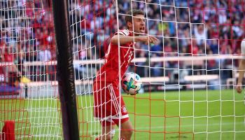 توماس مولر يأخذ الكرة من الشباك