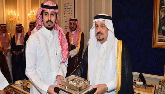 سلطان الدوسري أثناء تكريمه