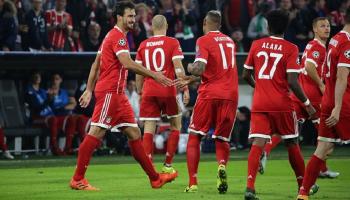 ماتس هوملز يحتفل بالهدف