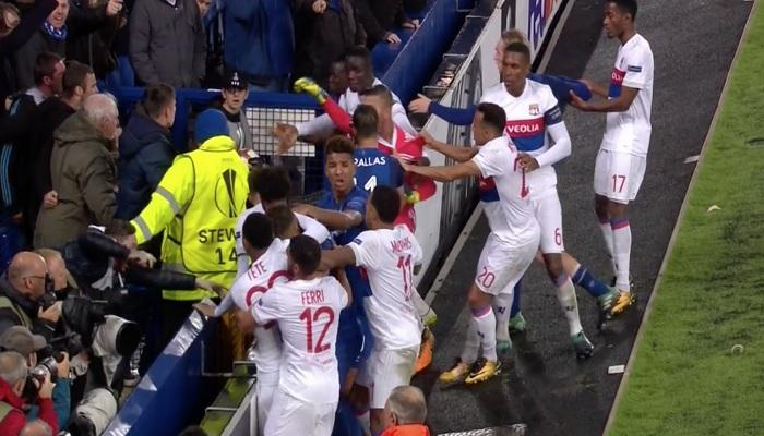 إيفرتون يوقف مشجعا.. وكومان يدافع عن لاعبيه