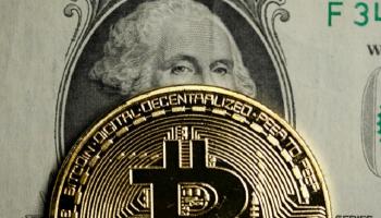  بيتكوين أمام الدولار- رويترز