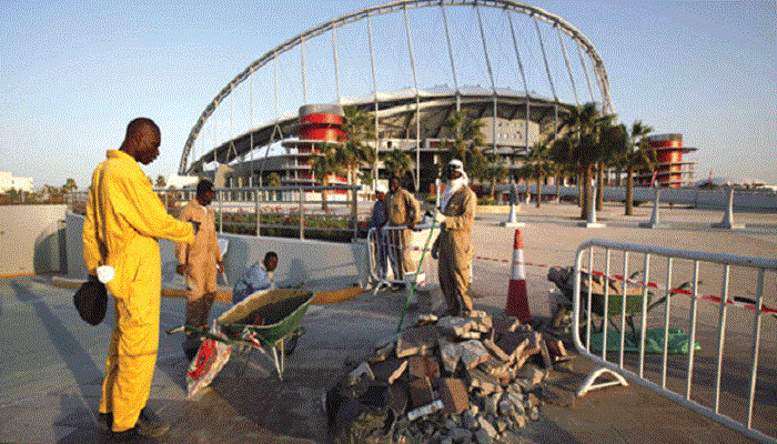 عمال أجانب يعملون في ظروف قاسية لبناء أحد ملاعب كأس العالم بقطر