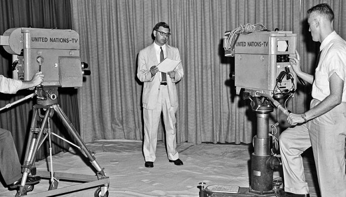 اختبار الكاميرا في يونيو 1957 لبرنامج تلفزيوني في مقر الأمم المتحدة