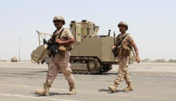 جنديان من الجيش الإماراتي في مطار عدن يوم 12 أغسطس آب 2015