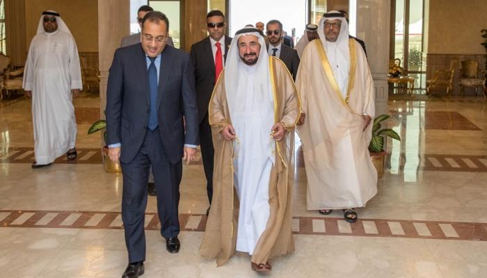 الشيخ الدكتور سلطان بن محمد القاسمي يرافقه الدكتور مصطفى مدبولي