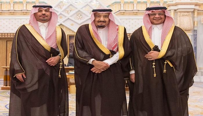 الملك سلمان برفقة وزيري الحرس الوطني والاقتصاد