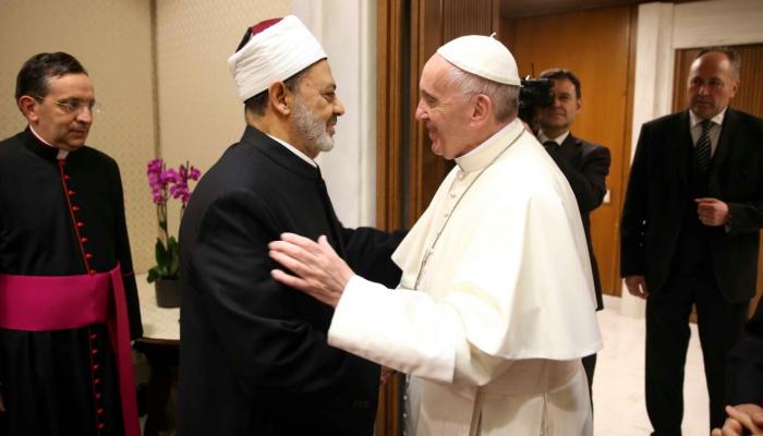 بابا الفاتيكان خلال استقباله شيخ الأزهر