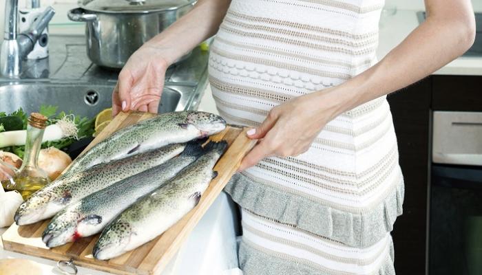 تناول الأسماك أثناء الحمل يعزز مهارات الطفل