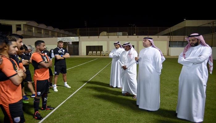 رئيس هيئة الرياضة ينقذ الشباب السعودي من الهبوط